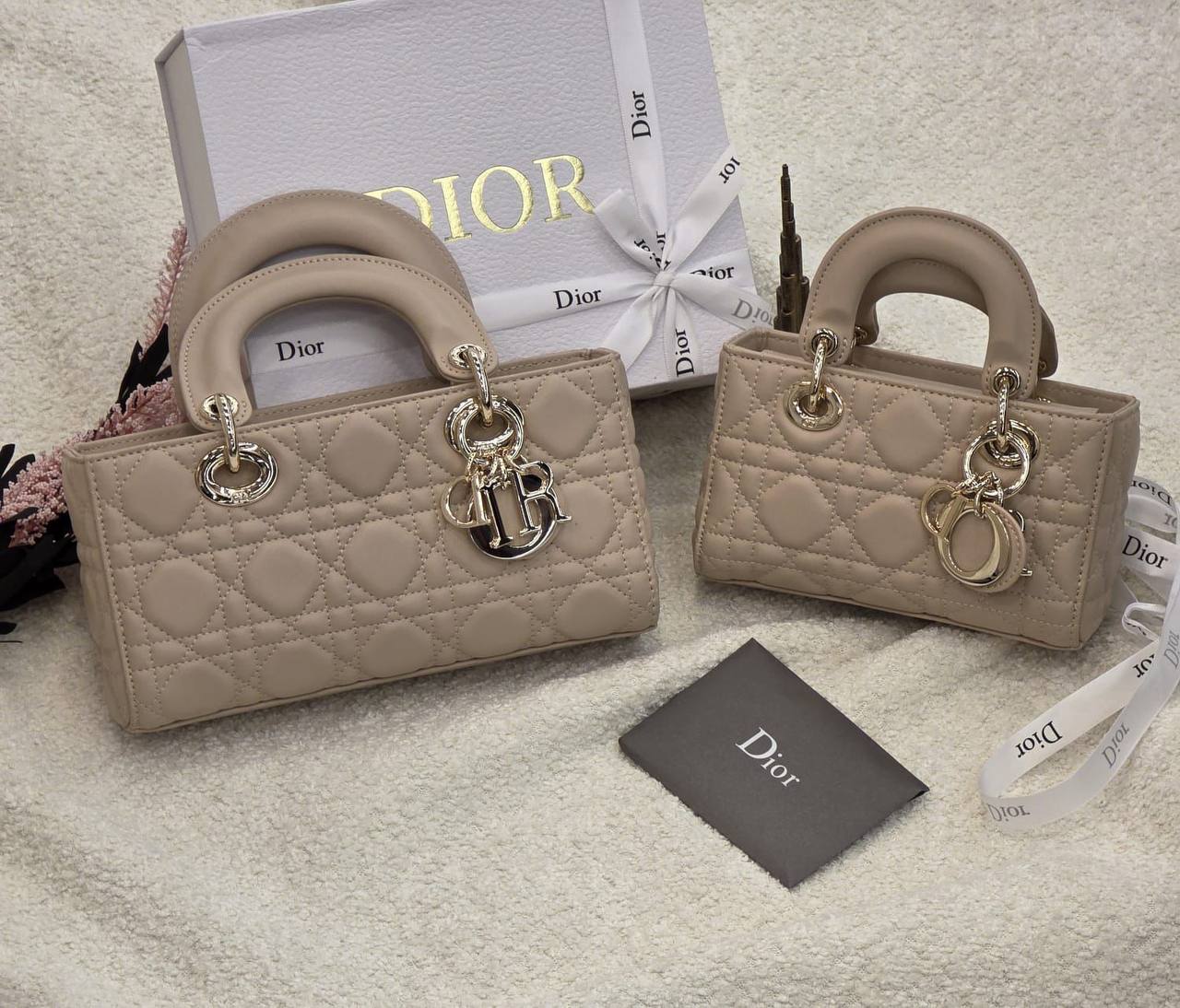 Dior 
Master🌺🌺
    17Cm 250 dhs💛
    22Cm 290 dhs💛
With Box Quality

Zain131
♥️♥️♥️