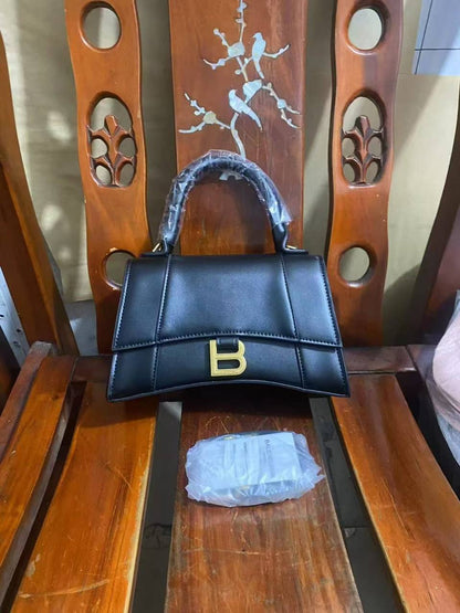 Balenciaga
GOOD QUALITY 
110 dhs💓

Zain200
♥️♥️♥️