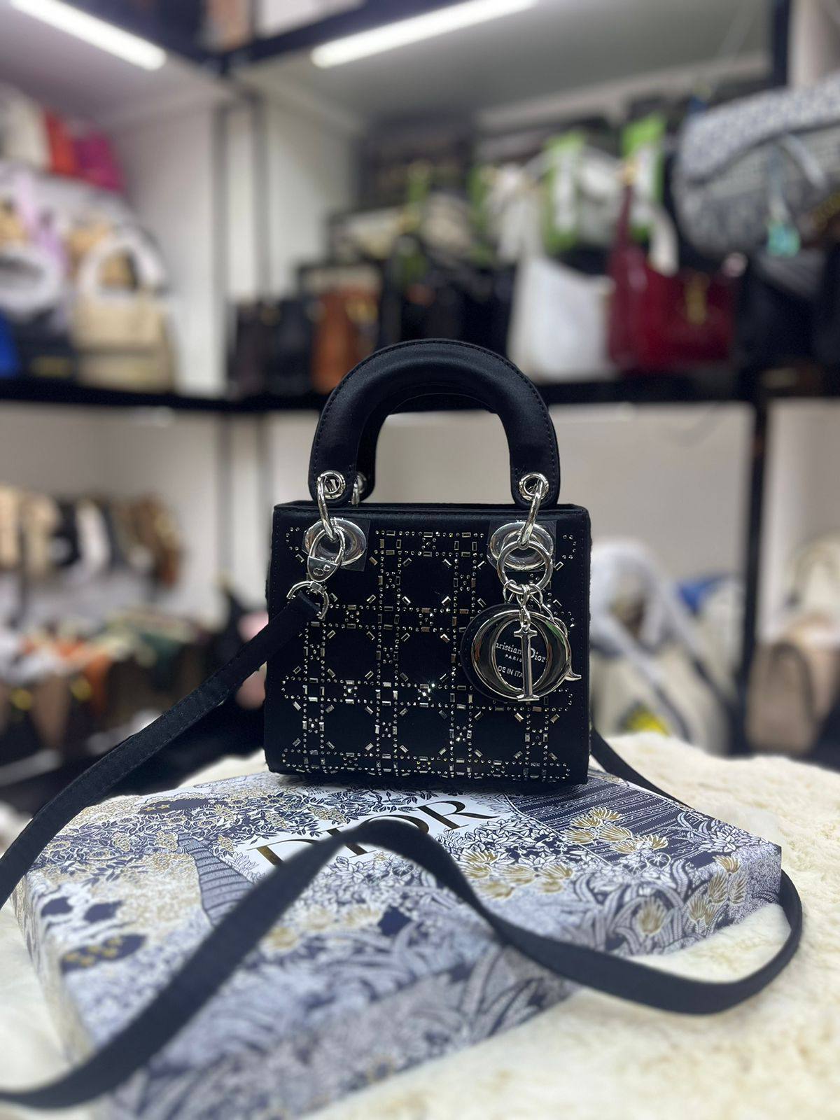Dior

with box 
🎁🎁🎁

105 dhs🪙🌨️

Zain50
♥️♥️♥️