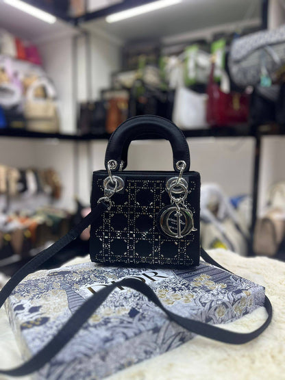 Dior

with box 
🎁🎁🎁

105 dhs🪙🌨️

Zain50
♥️♥️♥️