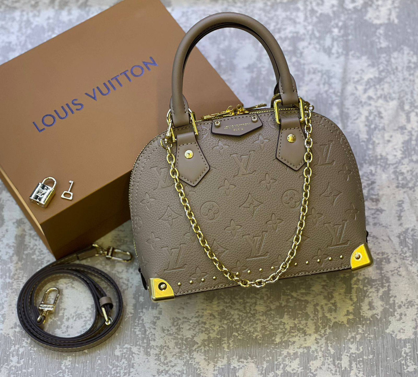 LV

190 dhs❣️

with box
🎁🎁🎁

Zain175
♥️♥️♥️