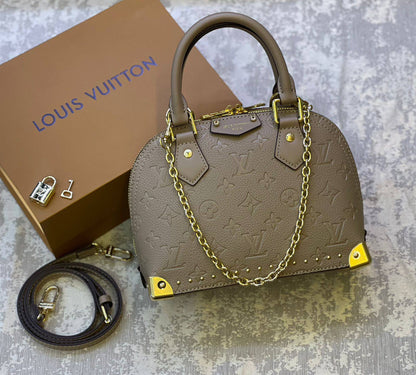 LV

190 dhs❣️

with box
🎁🎁🎁

Zain175
♥️♥️♥️