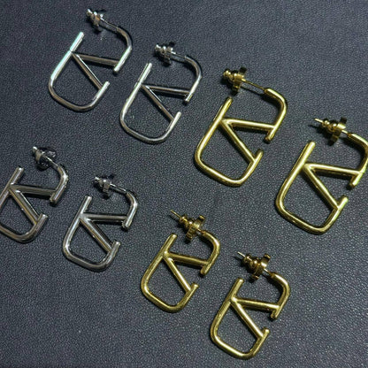 Valentino 🌊*
Earring ❤️‍🔥
Master quality 💯
With normal boxes 📦 
*Small size 
45 dhs🪙🌨️
*Medium size 
50 dhs🪙🌨️
With master box 🗃️ 
*Small size 
55 dhs🪙🌨️
*Medium size 
60 dhs🪙🌨️

Zain216
♥️♥️♥️