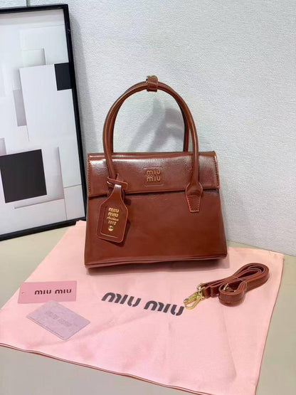 Miu miu

Good  QUALITY 

SIZE：25×10×17cm
100 dhs🇦🇪🇦🇪

Zain04
♥️♥️♥️