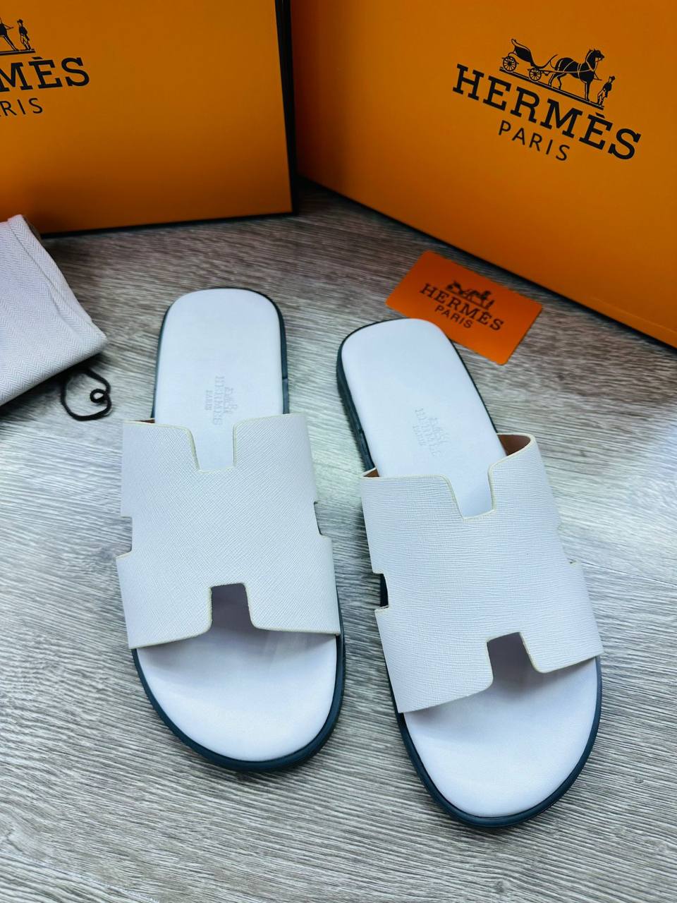 Hermes
High quality 
size 40-46 
130 dhs🪙🖤

Zain57
♥️♥️