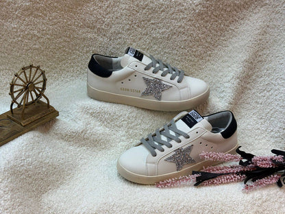 New. Golden gooes

   Size  .  36to 41

130 dhs🪙🌨️

Zain80
♥️♥️♥️