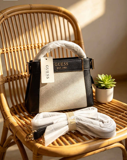 Guess 
100 dhs🇦🇪🇦🇪
with box
Size:21cm

Zain07
♥️♥️♥️