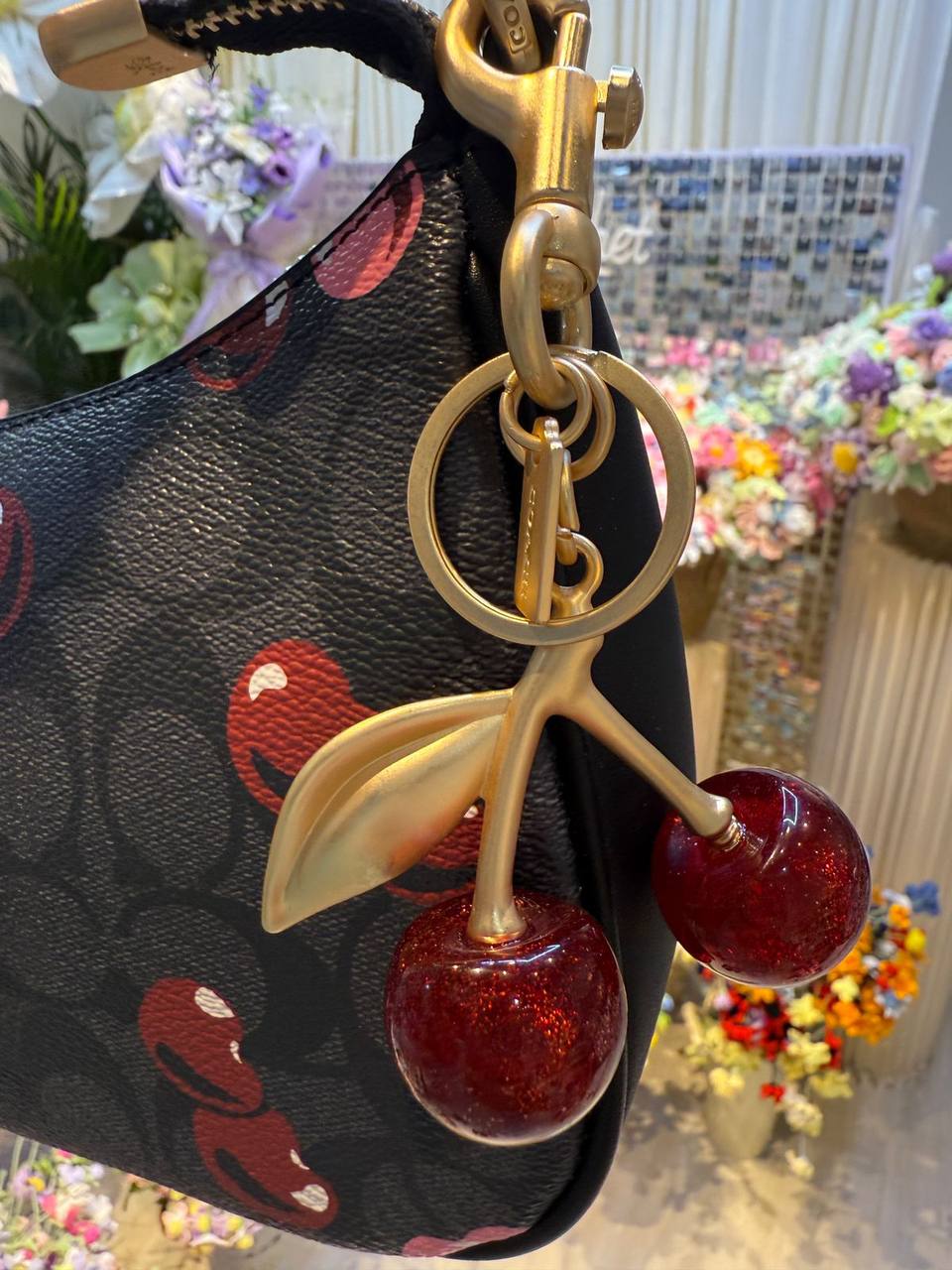 Coach tery 

25cm
95 dhs💓

with box
🎁🎁🎁

with cherry 🍒
115 dhs💓

Zain44
♥️♥️♥️