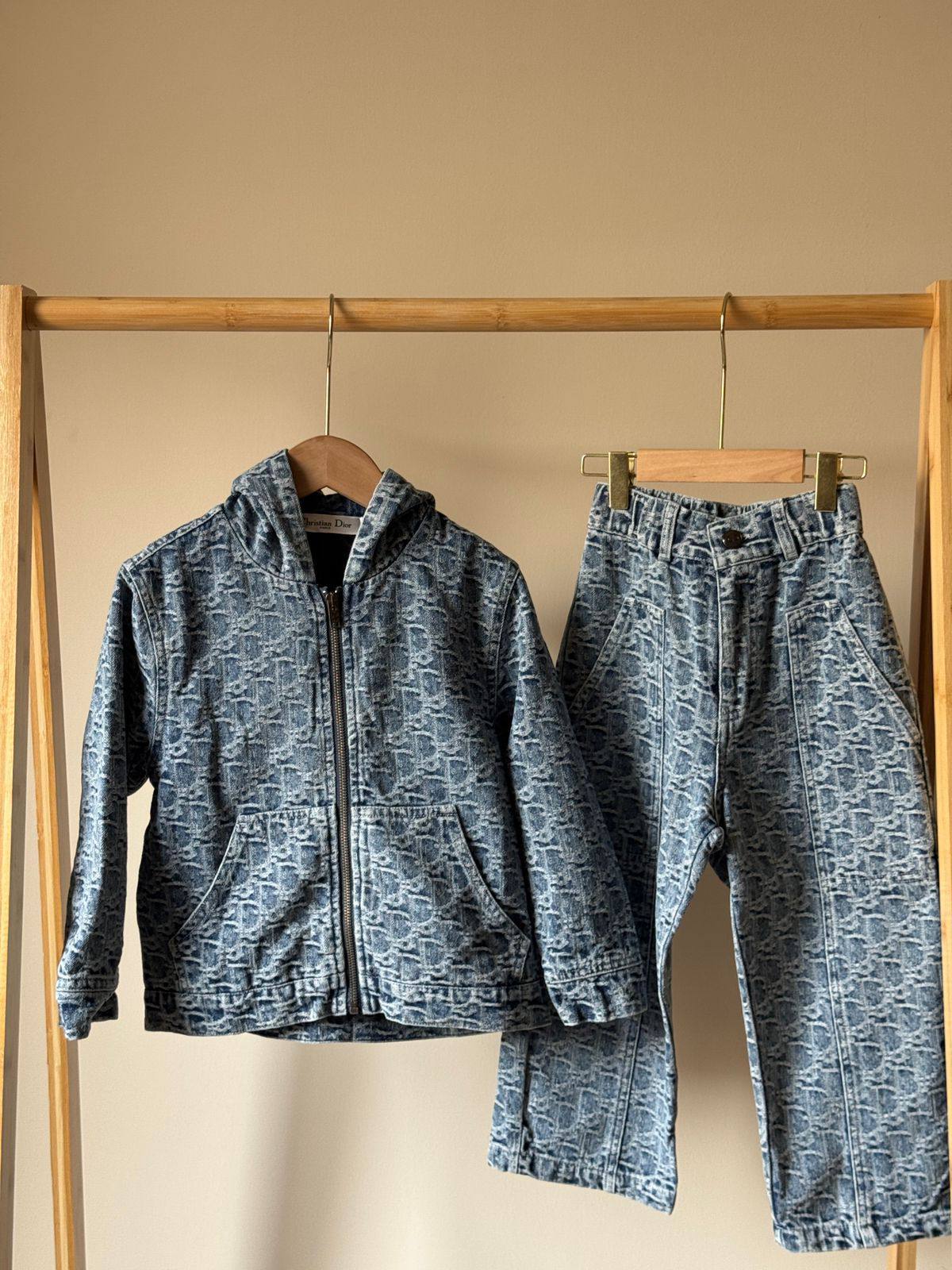 New collection{}
Brand : Dior 🔥
Super master quality 😍
Size:2/ 12years old
380 dhs🪙🌨️

Zain261
♥️♥️♥️