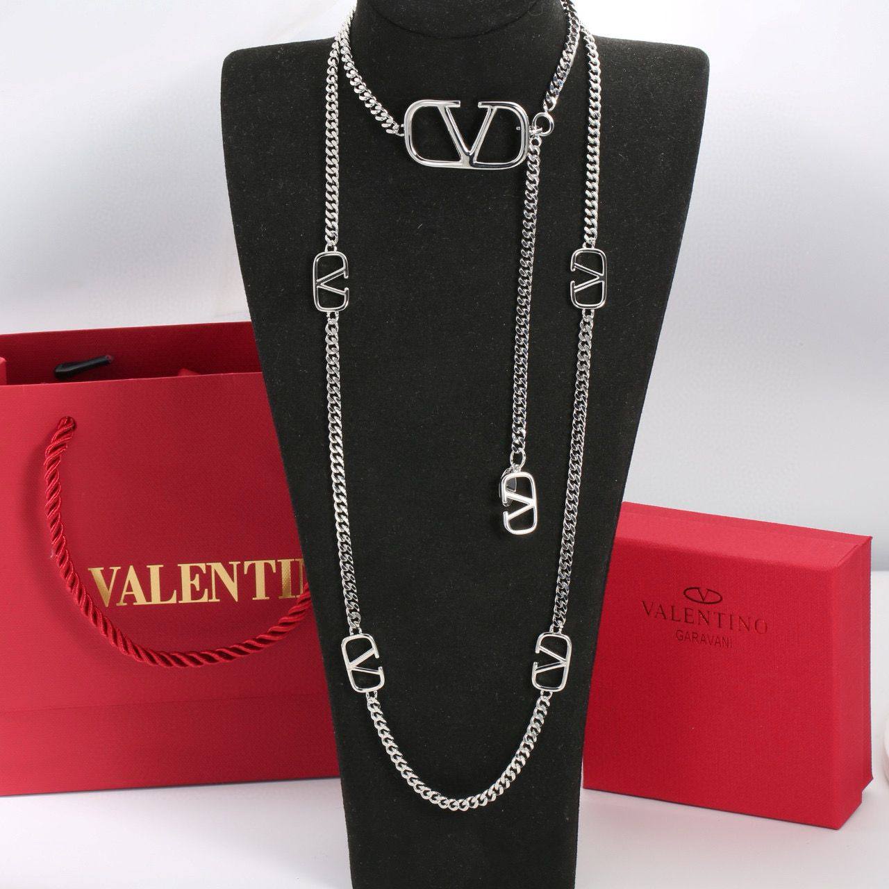Valentino Necklace
90 dhs🪙🌨️ 
With Box And Paper Bag
🎁🎁🎁

Zain89
♥️♥️♥️