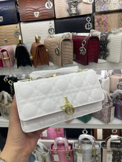 💖 Dior chanel
1⃣️ First quality +🎁
Size : 21 * 12 cm
115 dhs❣️
with box 🎁

Zain115
♥️♥️♥️