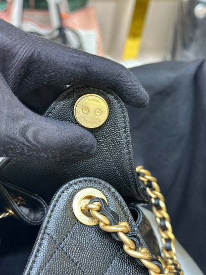 Chanel 
25 bag featuring a woven leather and gold-tone chain handle
2000 dhs🇦🇪🇦🇪

Zain71
♥️♥️♥️