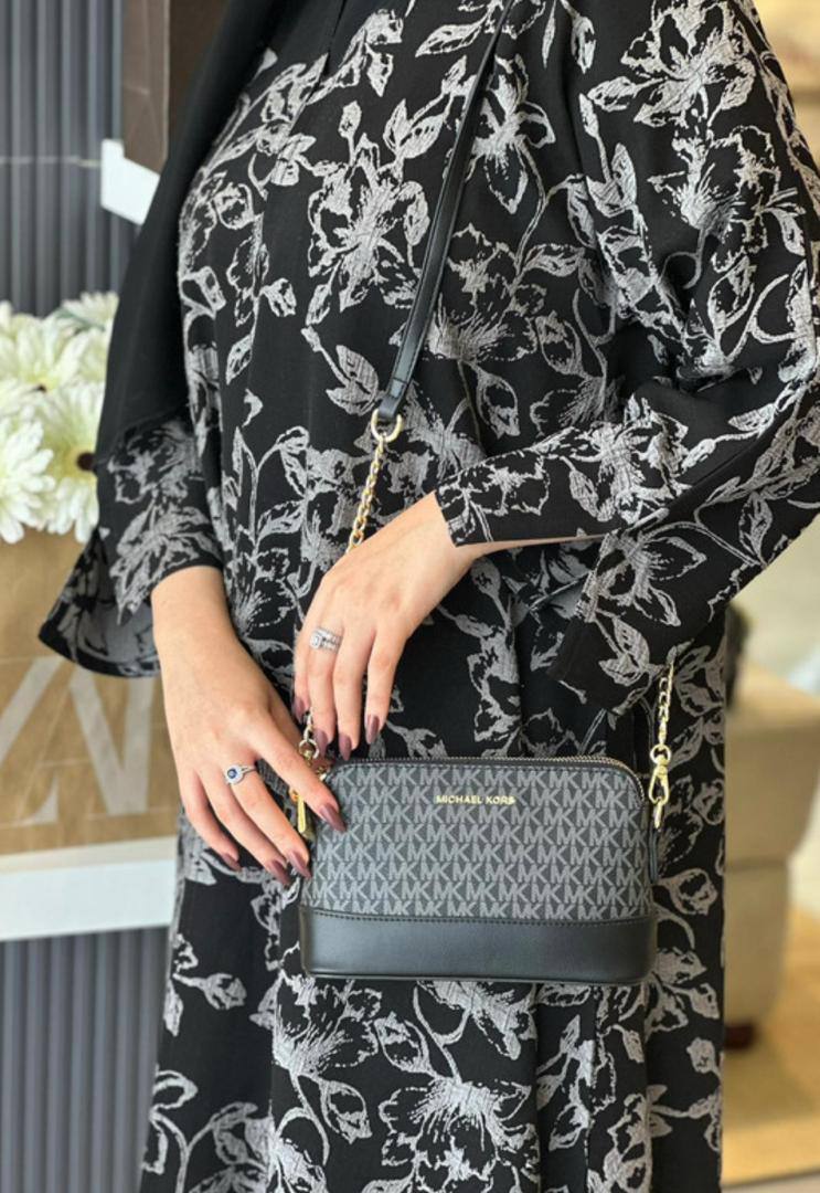 Gucci

90 dhs💓

with box
🎁🎁🎁

size 20cm

Zain26
♥️♥️♥️