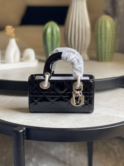DIOR💥
Size- 16Cm💥
Available original box 📦 
With full packing 🎀🎀
Super high quality 💥💥

For Price 👇 WhatsApp✅
0568585901 
0507557372
0552275751 Owner Zain 👌

Zain283
♥️♥️♥️