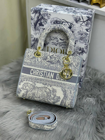 Dior

with box
🎁🎁🎁

120 dhs✅

Zain224
♥️♥️♥️