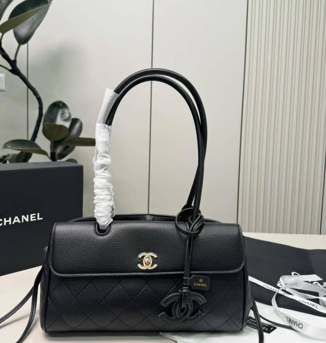 CHANEL
Shopping and Bowling Bags
Master quality
30cm 

with box
🎁🎁🎁

360 dhs✅

Zain95
♥️♥️♥️