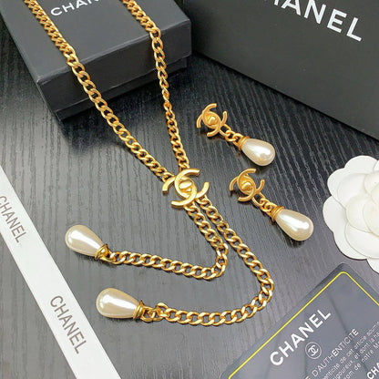 CHANEL❤️‍🔥*
Necklace🌸
Earring 🌊
Master quality 💯

With normal boxes 🗃️ 
90 dhs🪙🌨️

With master box 📦 
110 dhs🪙🌨️

Zain216
♥️♥️♥️