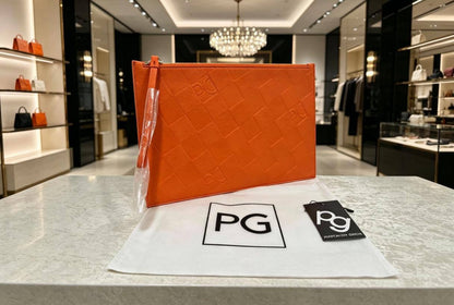 Introduction of PG(Purificación García)📌
 70 dhs✅

Full brand name: Purificación García, abbreviated as PG, a Spanish light-luxury designer handbag brand founded in Madrid, Spain, a time-honored European brand focusing on art accessories.

Zain07
♥️♥️♥️
