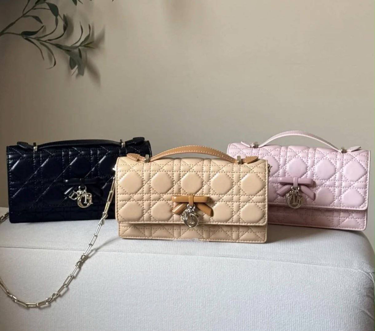 Dior
100 dhs🇦🇪🇦🇪

GOOD-quality 
with box

Zain35
♥️♥️♥️