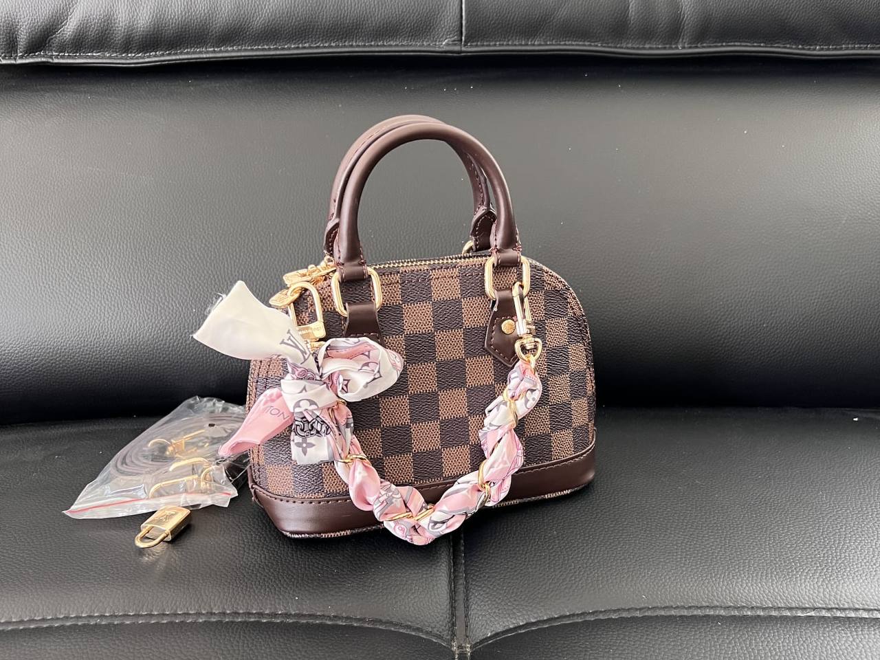LV
110 dhs✅

With box 
🎁🎁🎁

high quality20cm

Zain26
♥️♥️♥️