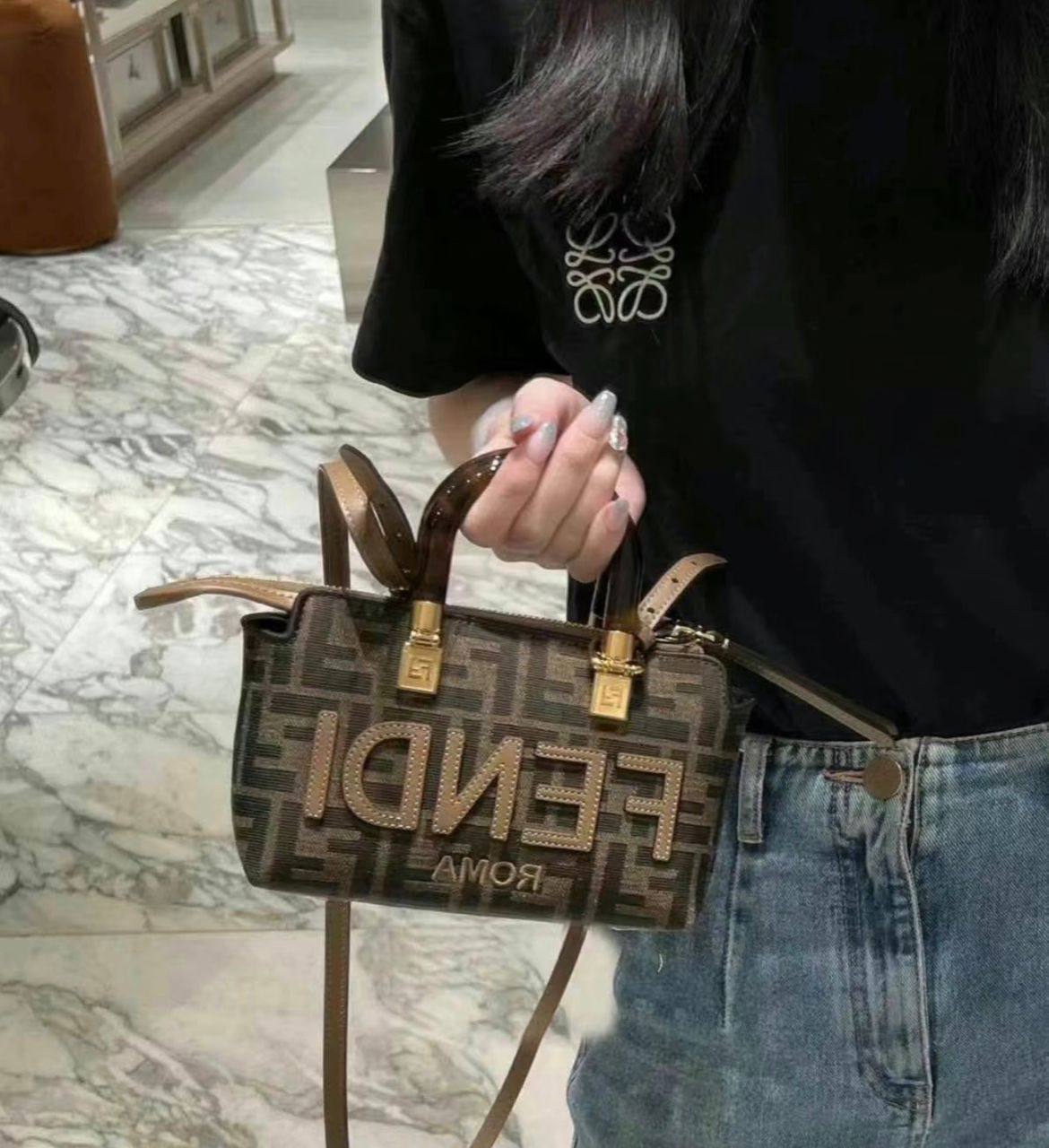 Fendi
95 dhs❣️
SIZE：20cm
Good-quality 

with box
🎁🎁🎁

Zain35
♥️♥️♥️