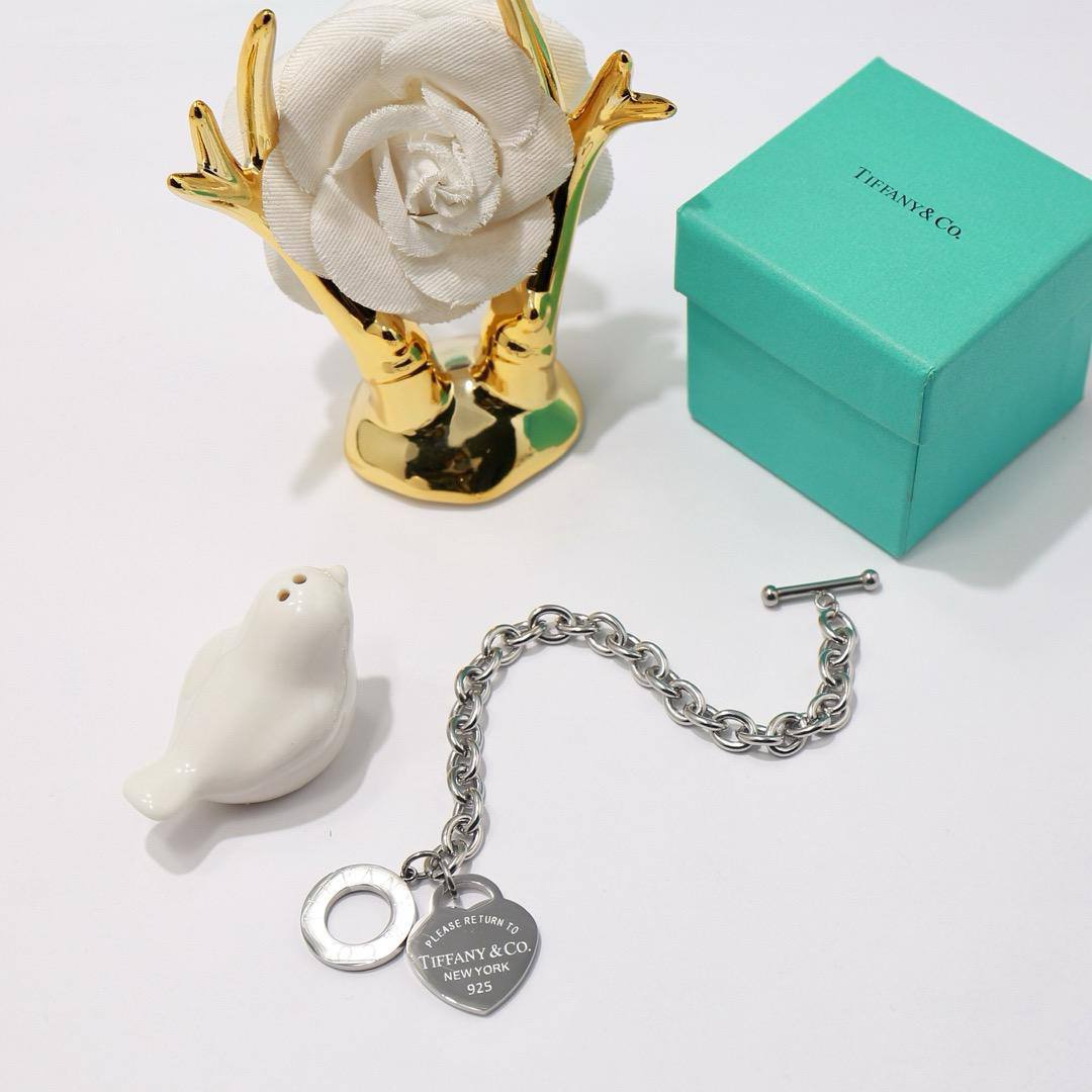 Tiffany ❤️‍🔥*
Bracelet 🐦‍🔥
Master quality 💯
With normal boxes 📦 
45 dhs🪙🌺
With master box 🗃️ 
80 dhs🪙🌺

Zain216
♥️♥️♥️