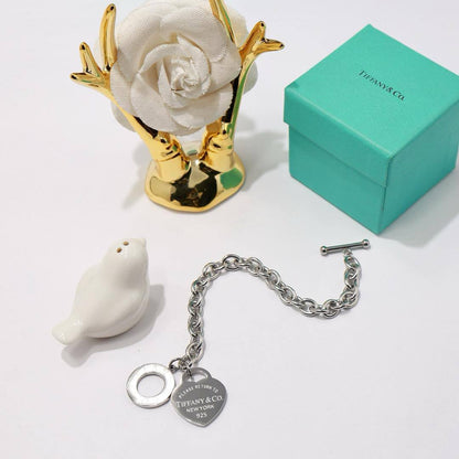 Tiffany ❤️‍🔥*
Bracelet 🐦‍🔥
Master quality 💯
With normal boxes 📦 
45 dhs🪙🌺
With master box 🗃️ 
80 dhs🪙🌺

Zain216
♥️♥️♥️