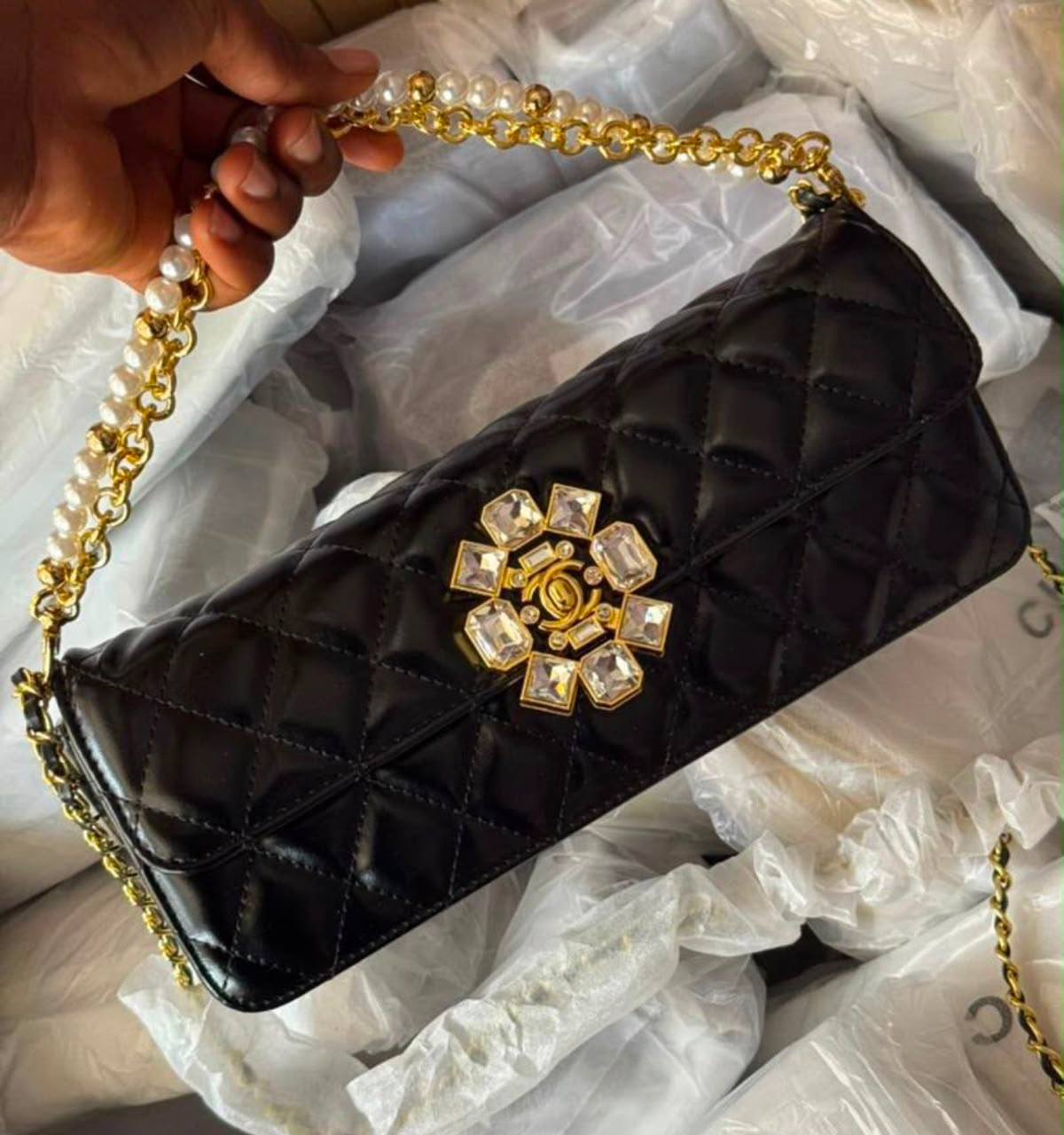 Chanel

130 dhs

High-quality 

With magnetic box

Zain35 
Zain26
♥️♥️♥️