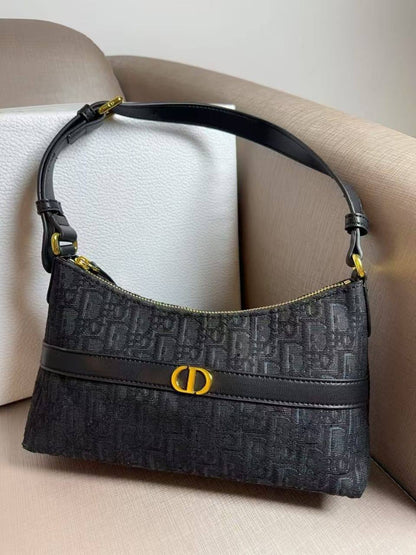 Dior

80 dhs🪙💕
high quality 

With box
🎁🎁🎁

Zain26
♥️♥️♥️