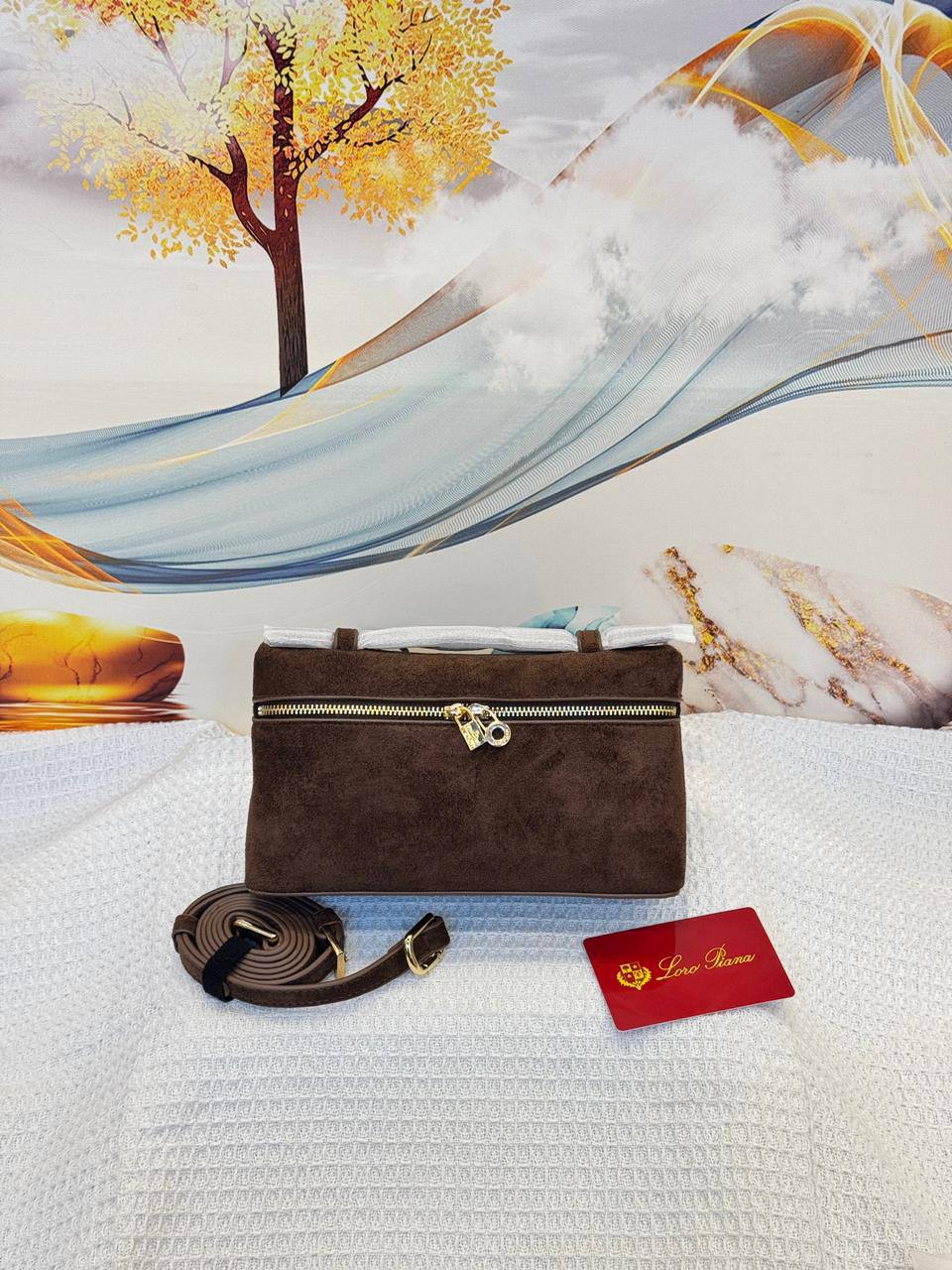 LORO PIANA
Best quality 

with box
🎁🎁🎁

80 dhs✅
size 19Cm

Zain290
♥️♥️♥️