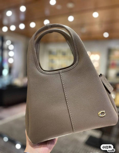 Coach 
Good Quality 

With Box 
🎁🎁🎁

100 dhs❤️

Zain250
♥️♥️♥️
