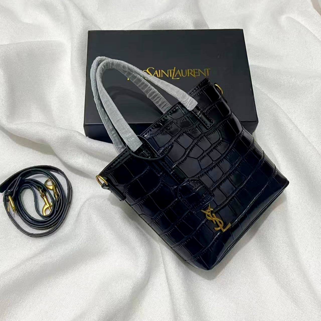 YSL

80 dhs🇦🇪

with box
🎁🎁🎁

size 17*5*18cm

Zain26
♥️♥️♥️