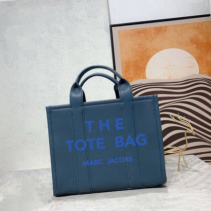 MARC JACOBS 
THE TOTE BAG 
 GOOD QUALITY 
MEDIUM SIZE 
120 dhs✅

Zain39
♥️♥️♥️