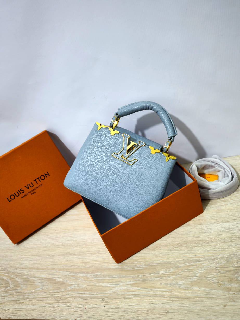 LV
100 dhs🇦🇪🇦🇪
with box
size 22cm

Zain26
♥️♥️♥️