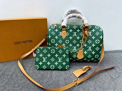 LV
with box  
size:30cm
130 dhs✅

Zain114
♥️♥️♥️