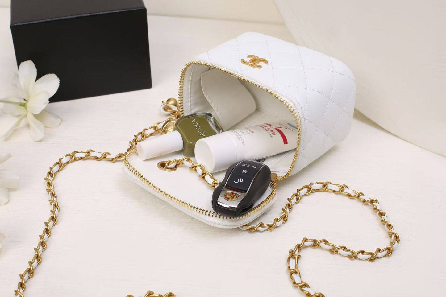 CHANEL 

NEW CAME GOOD QUALITY 
WITH BOX  
🎁🎁🎁

90 dhs🌺

SIZE: 12cm

Zain39
♥️♥️♥️