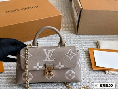 LV Bag 

  20Cm 
Box
220 DHS🇦🇪🇦🇪🇦🇪

Zain131
♥️♥️♥️