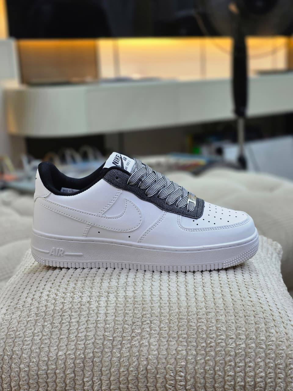 Nike
Size 40 to 44 
100 dhs✅

Zain27
♥️♥️♥️