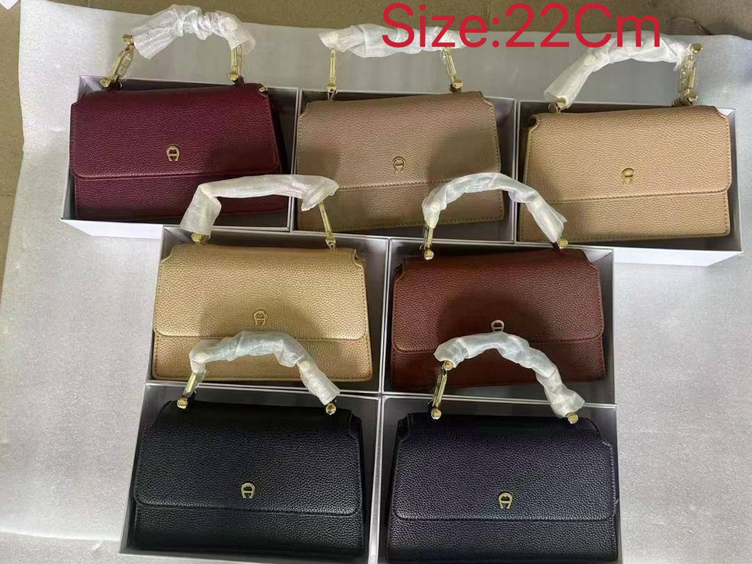 Aigner 

105 dhs🪙🖤
high quality 

With box   
🎁🎁🎁

22cm

Zain26
♥️♥️♥️
