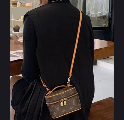 LV
GOOD QUALITY 
WITH BOX 
🎁🎁🎁

BIG SIZE 105 dhs🪙
MEDUIM SIZE 95 dhs🪙
SMALL SIZE  90 dhs🪙

Zain39
♥️♥️♥️