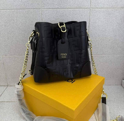 Bucket bag

100 dhs✅

with box
🎁🎁🎁

size 20×12×19cm

Zain42
♥️♥️♥️