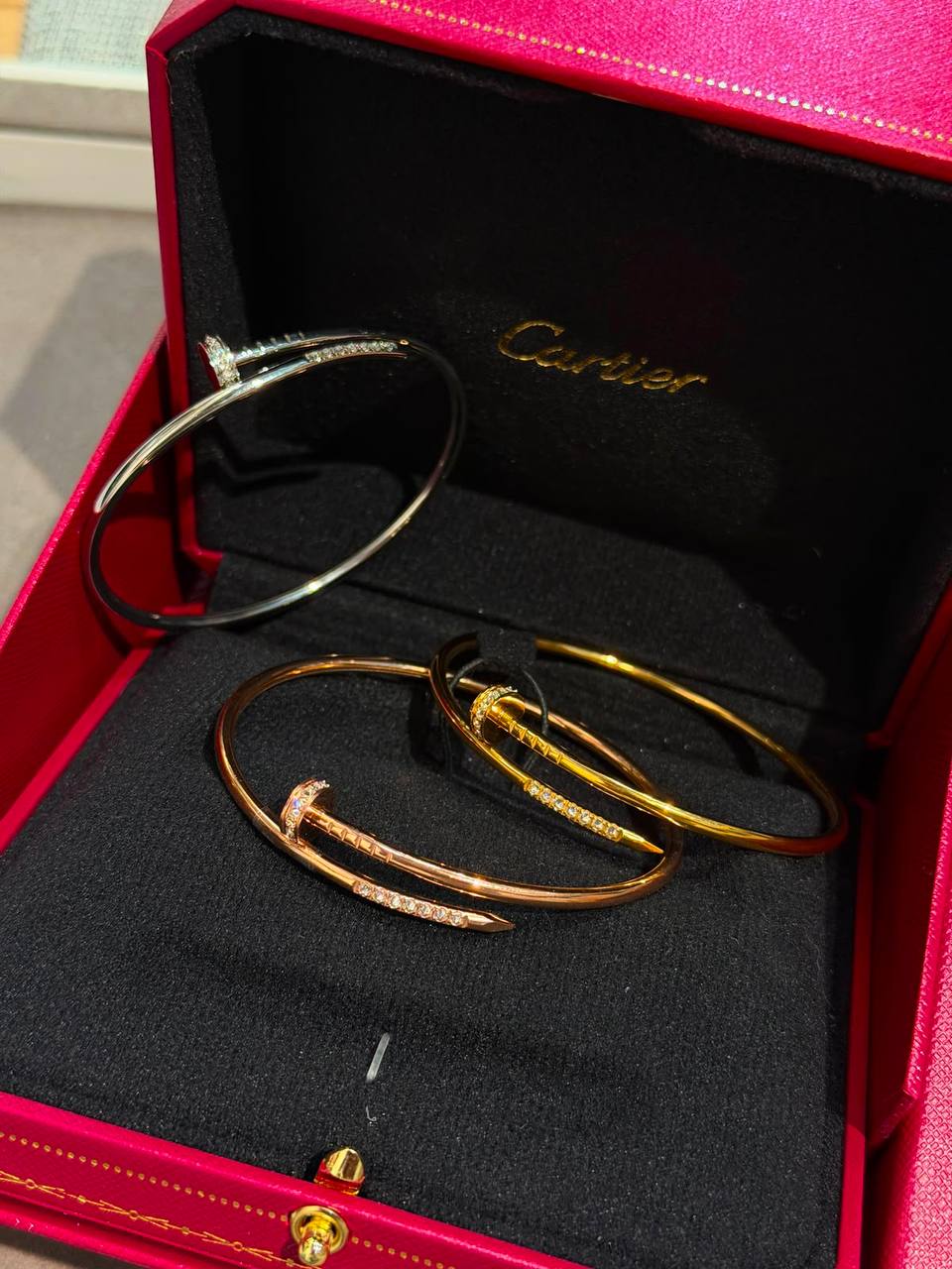 Cartier ♥️
* ⁠↗️ *Super Master Quality ®️*⬆️
* Just un clou New Bangle  with Stone,
* ⁠available All Size in Gold , Silver & Rosegold

NEW COLLECTION

*95 dhs✅* with *Normal* Box & Bag
*140 dhs✅* with *Orignal* Packing 🎁

Zain106
♥️♥️♥️