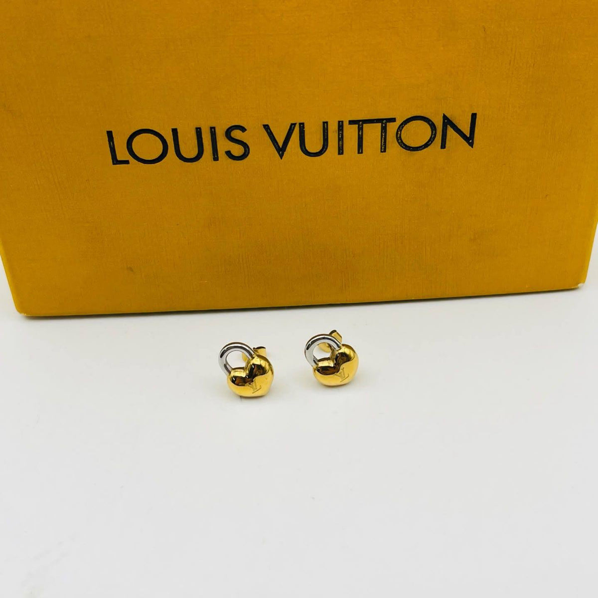 New arrival branded earrings stainless steel non tarnish 
30 dhs✅✅
40 dhs✅✅ with normal box 

Zain243
♥️♥️♥️