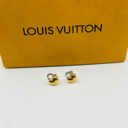 New arrival branded earrings stainless steel non tarnish 
30 dhs✅✅
40 dhs✅✅ with normal box 

Zain243
♥️♥️♥️