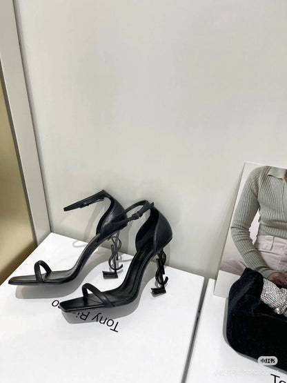 YSL Heel
Size: 36-41
130 dhs❣️

Zain241
♥️♥️♥️