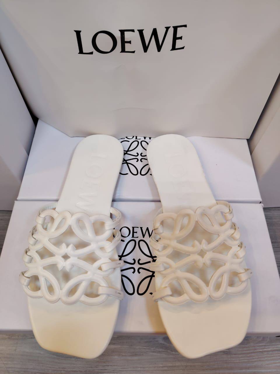 Loewe 
Size 36 to 41
Full boxed🎁

70 dhs🪙

Zain120
♥️♥️♥️