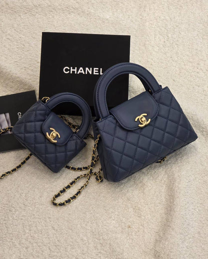 Chanel

 20Cm 
230 dhs🌺

 12Cm
170 dhs🌺

     WITH BOX
🎁🎁🎁

Zain131
♥️♥️♥️