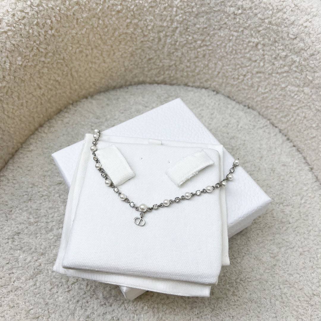 Dior set* ☘️
Necklace 
Bracelet 
Master quality 🍂

*110* AED normal box 📦 
*130* AED master box 🗃️

Zain48
♥️♥️♥️