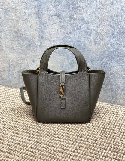 YSL Le 5 Á 
Baby Bea tote bag✅*
*Size 18 cm*
For Price 👇 WhatsApp✅
0568585901 
0507557372
0552275751 Owner Zain 👌

Zain274
♥️♥️♥️