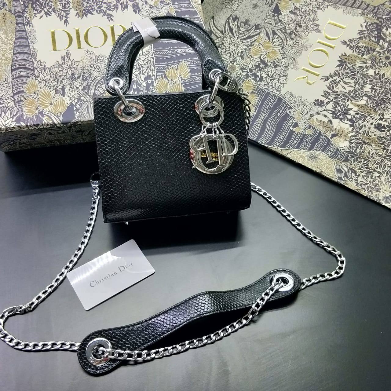 Dior
105 dhs🪙🖤 

with box 
🎁🎁🎁

Zain235
♥️♥️♥️